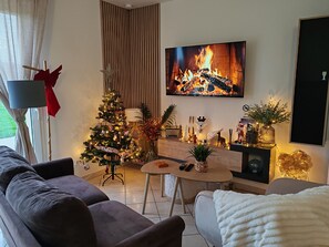 TV, fireplace - Gîte De L'entre 2 Côtes: Private Terrace, Garden & Wi-Fi in Vindefontaine (Vindefontaine)