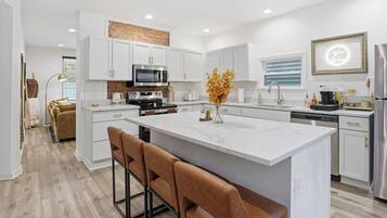 Geladeira, micro-ondas, fogão, cooktop