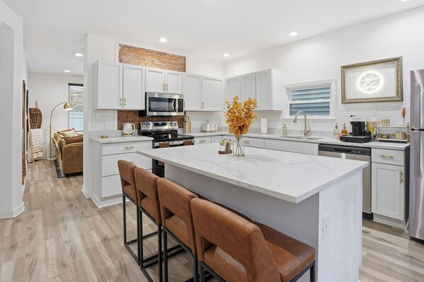 Geladeira, micro-ondas, fogão, cooktop