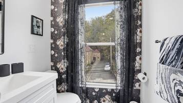 Secador de cabelo, toalhas de banho, sabonete, shampoo