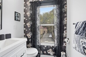 Secador de cabelo, toalhas de banho, sabonete, shampoo