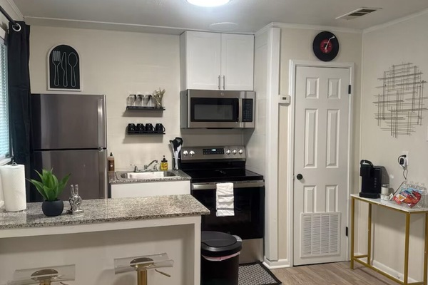 Frigorífico, microondas, horno y placa de cocina