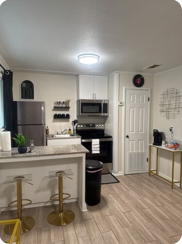 Modern 1BR Retreat near UMMC, Veteran’s Memorial Stadium & Local Dining
