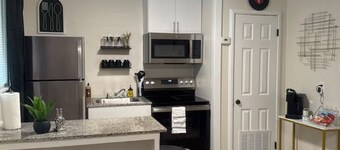 Modern 1BR Retreat near UMMC, Veteran’s Memorial Stadium & Local Dining