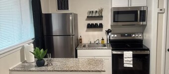 Modern 1BR Retreat near UMMC, Veteran’s Memorial Stadium & Local Dining