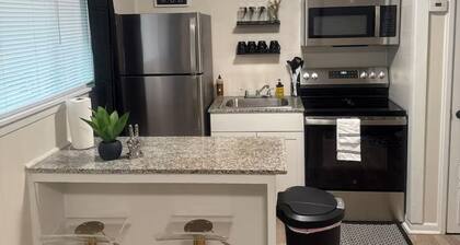 Modern 1BR Retreat near UMMC, Veteran’s Memorial Stadium & Local Dining