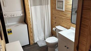 Douche, serviettes fournies, savon, papier toilette