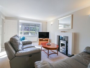 Living area - 32 Abbey Gardens (Canterbury)