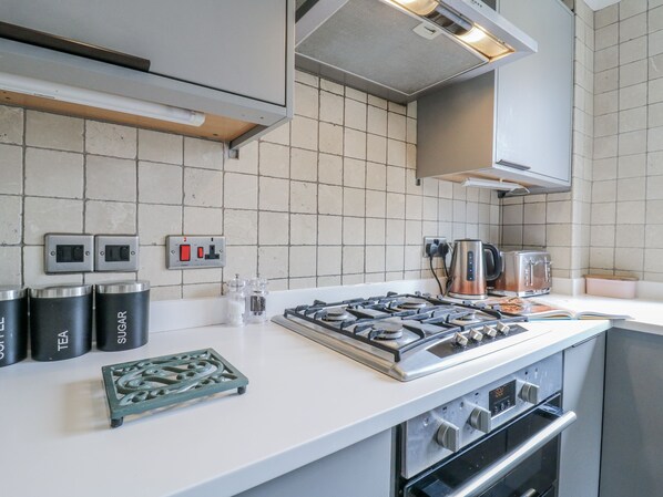 Cookware/dishes/utensils - 32 Abbey Gardens (Canterbury)