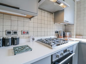 Cookware/dishes/utensils - Pear Tree House (Canterbury)