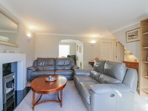 Living area - 32 Abbey Gardens (Canterbury)