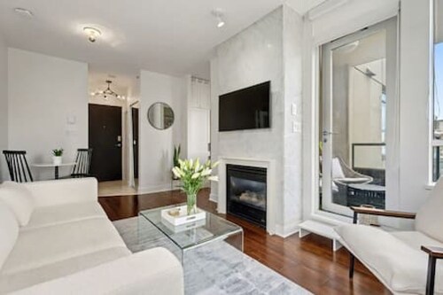 Downtown Luxury Condo: Walkable Central Location