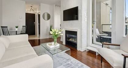 Downtown Luxury Condo: Walkable Central Location