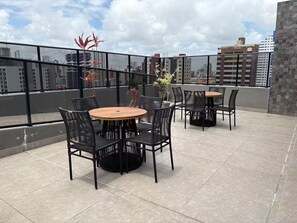 Outdoor dining - Cozy and modern apartment with balcony. (João Pessoa)