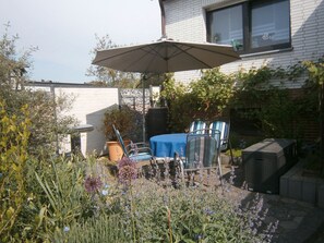 Outdoor dining - Apartment 'Mit Garten' with Private Terrace, Private Garden and Wi-Fi (Medebach)