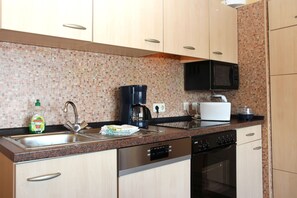 Fridge, microwave, oven, stovetop - Apartment 'Mit Garten' with Private Terrace, Private Garden and Wi-Fi (Medebach)
