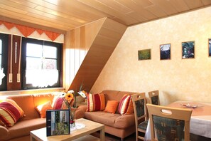 TV, stereo - Apartment 'Mit Garten' with Private Terrace, Private Garden and Wi-Fi (Medebach)