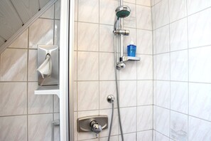 Shower, hair dryer, towels - Apartment 'Mit Garten' with Private Terrace, Private Garden and Wi-Fi (Medebach)
