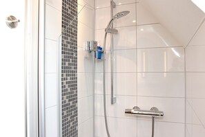 Dusche, Haartrockner, Handtücher