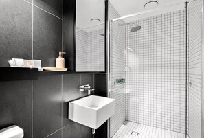 Dusche, Handtücher, Seife, Toilettenpapier
