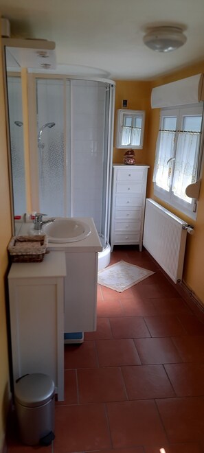 Douche, sèche-cheveux, serviettes fournies