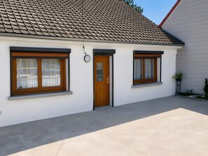 A single-story house with a tiled roof, a front door, and two windows with shutters. - Holiday Home 'Gite618' (Helfaut)
