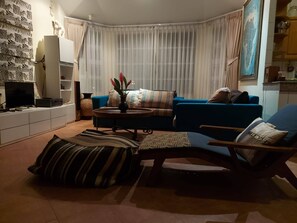 Books - Mooni Sunshine Villa (Krabi)