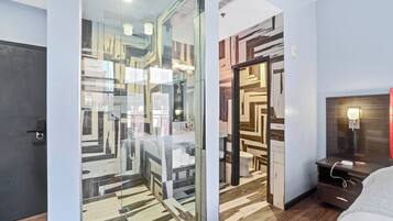 Estudio, 1 cama Queen size, baño privado | Tabla de planchar con plancha y wifi gratis