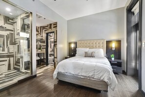 Studio, 1 Queen Bed, Private Bathroom | Iron/ironing board, free WiFi