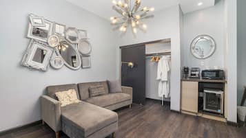 Studio, 1 Queen Bed, Private Bathroom | Interior