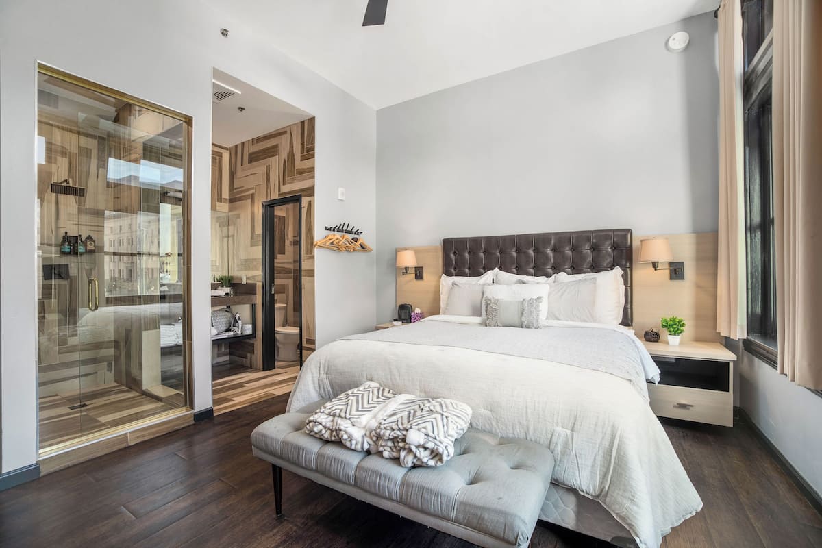 Studio, 1 Queen Bed, Private Bathroom | Iron/ironing board, free WiFi