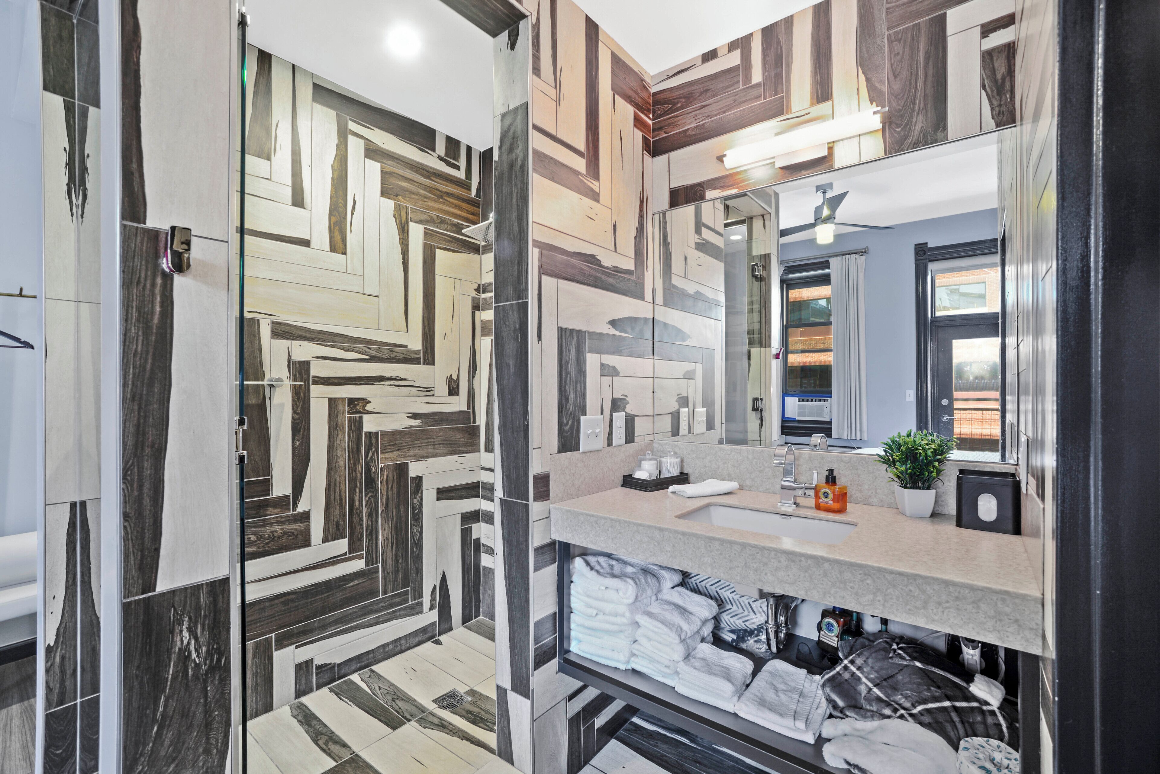 Studio, 1 queensize bed, privébadkamer | Badkamer | Een douche, een haardroger, handdoeken, zeep