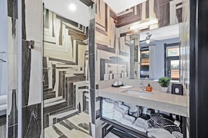 Studio, 1 queensize bed, privébadkamer | Badkamer | Een douche, een haardroger, handdoeken, zeep