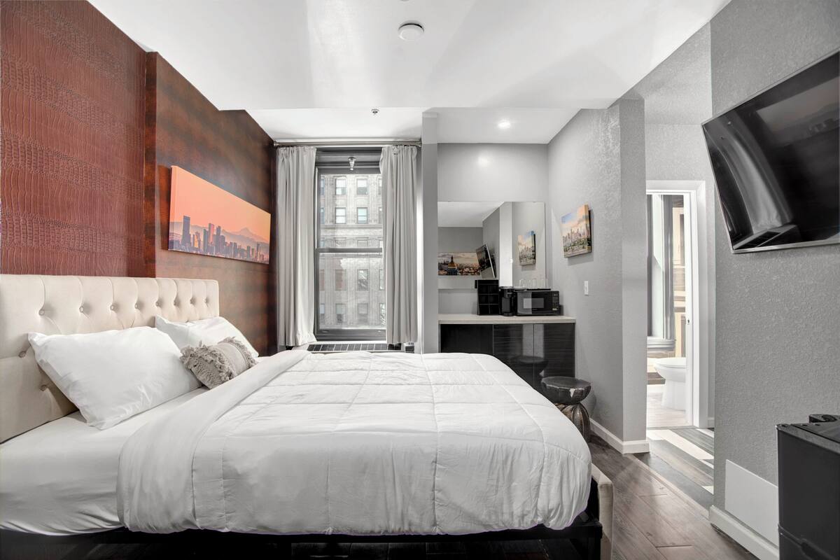 Studio, 1 Queen Bed, Private Bathroom | Iron/ironing board, WiFi (free)