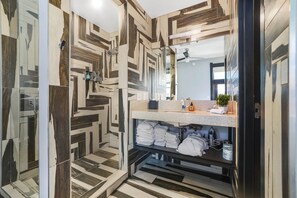 開放式客房, 1 張加大雙人床, 私人浴室 | 浴室 | 淋浴設備、吹風機、毛巾、肥皂