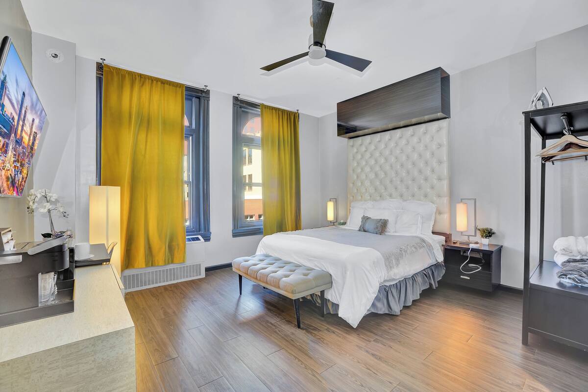 Studio, 1 Queen Bed, Private Bathroom | Iron/ironing board, WiFi (free)