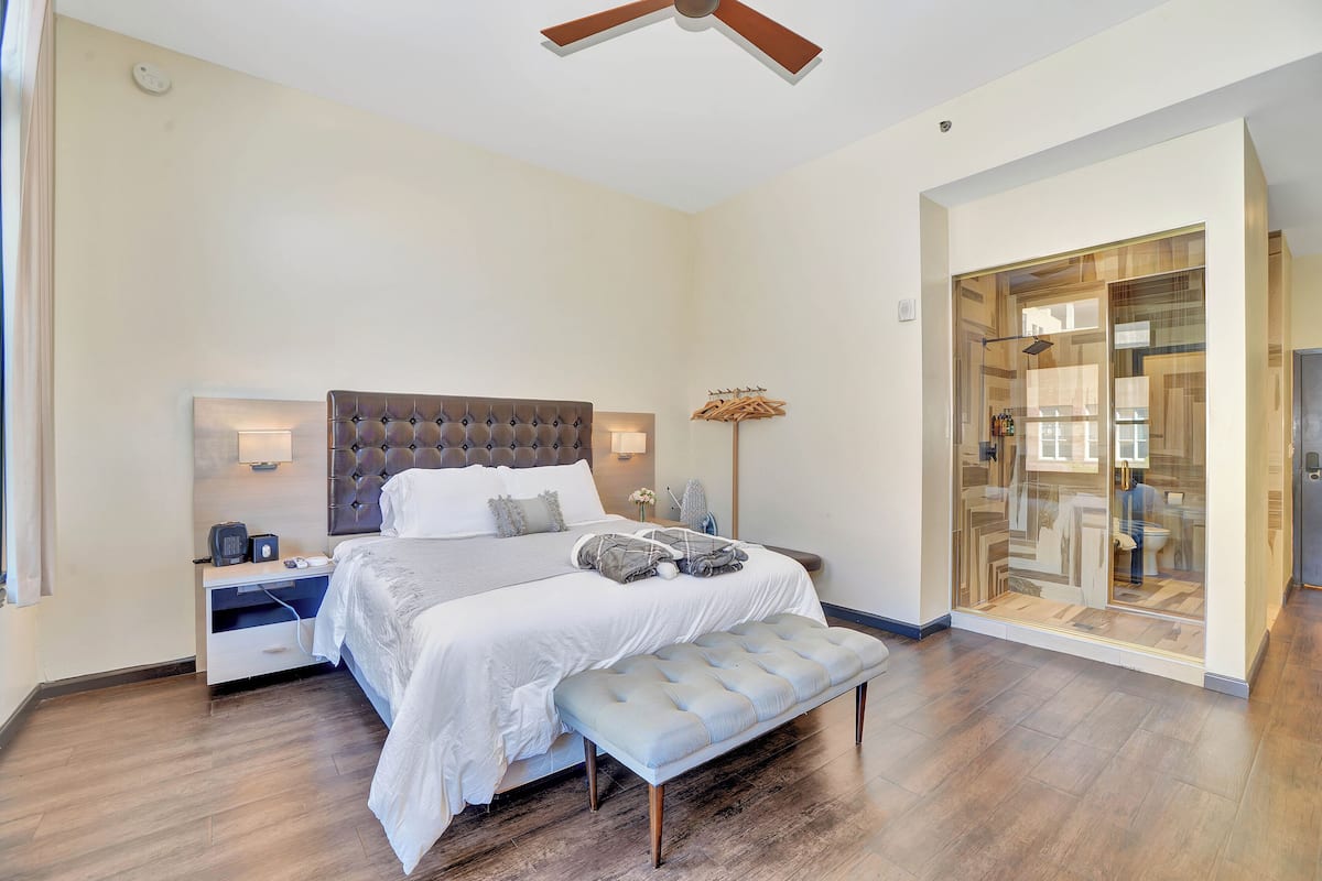 Studio, 1 Queen Bed, Private Bathroom | Iron/ironing board, WiFi (free)