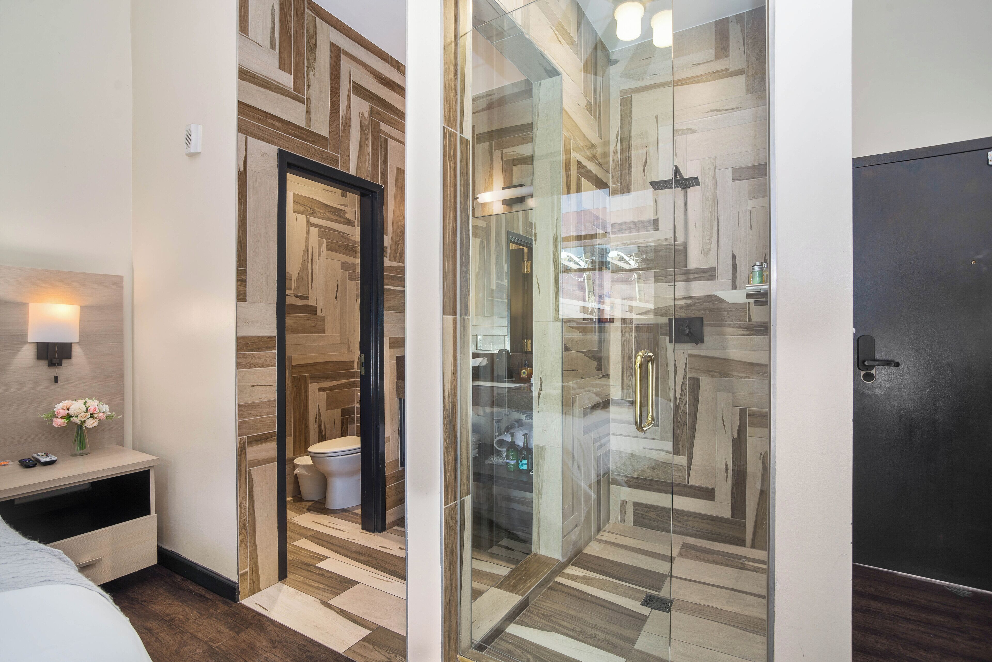 Dusj, hårføner, håndklær og såpe