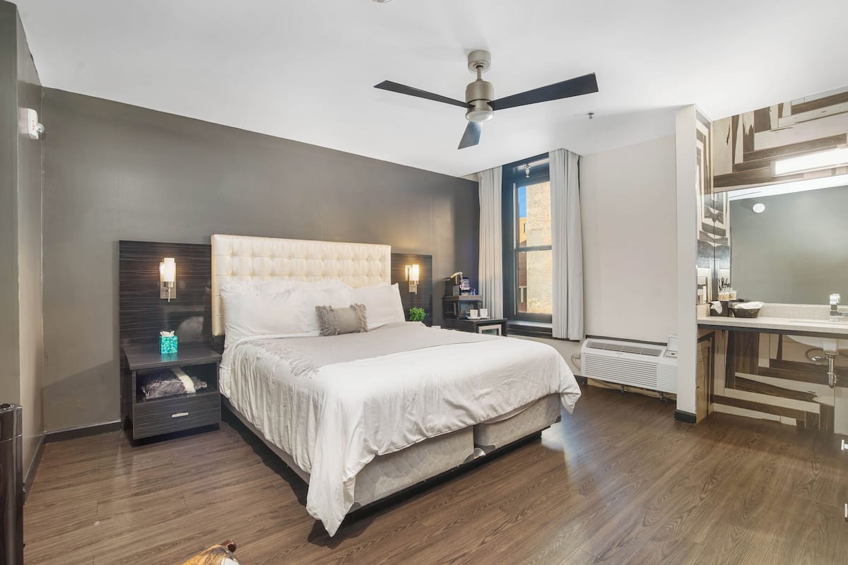 Studio, 1 Queen Bed, Private Bathroom | Iron/ironing board, WiFi (free)