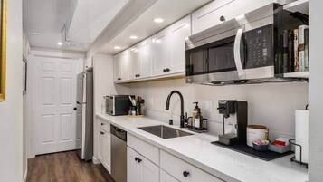 冰箱、微波炉、烤箱、炉灶