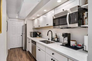 冰箱、微波炉、烤箱、炉灶