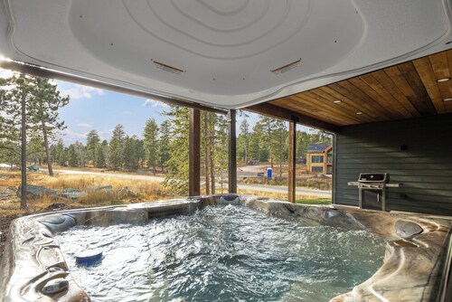 Stunning 5 Bedroom w/ ALL Ensuite Bathrooms 3800+ Sq. Ft. Hot Tub, Clubhouse!