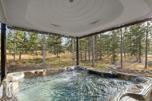 Stunning 5 Bedroom w/ ALL Ensuite Bathrooms 3800+ Sq. Ft. Hot Tub, Clubhouse!