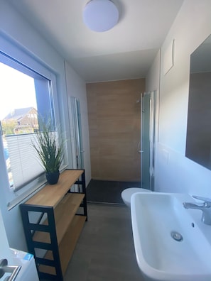 Dusche, HandtĂŒcher, Toilettenpapier