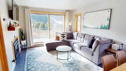 Pet Friendly End Unit! On River Trail! Walk to Festivals, Shops, Dining