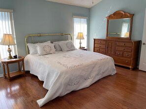 3 habitaciones, escritorio, tabla de planchar con plancha y wifi gratis 