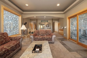 Smart TV, fireplace, computer monitors - Mountain chalet, 6 beds, private outdoor hot tub, heated garage (Tabernash)
