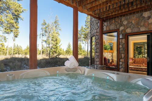 Magnificent mountain chalet, 6 bedrooms, private outdoor hot tub, heated garage