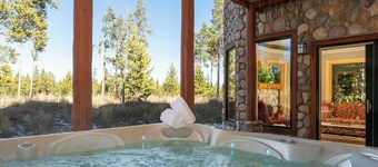 Magnificent mountain chalet, 6 bedrooms, private outdoor hot tub, heated garage