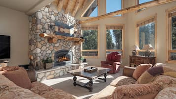 TV connectée, cheminée, écrans d'ordinateur